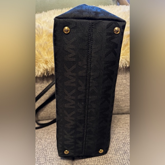 Michael Kors ⭐️ Black Signature Tote with Gold Chain Straps - Picture 3 of 5